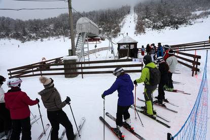 Mrkopalj: Mnogobrojni skijaši su pohrlili na uživanje u snijegu