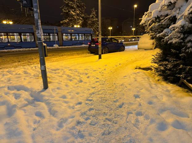 FOTO Zagreb zameten snijegom: 'Ponegdje na nogostupu i 15 cm snijega. Ljudi jedva prolaze!'