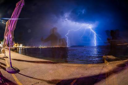 FOTO Strašna oluja na splitskom području! Munje izazvale više požara na padinama Mosora!