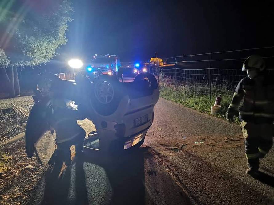 Pijana Talijanka u Smartu sve pokosila: Ogradu, stup, stablo, a na kraju je završila na krovu...