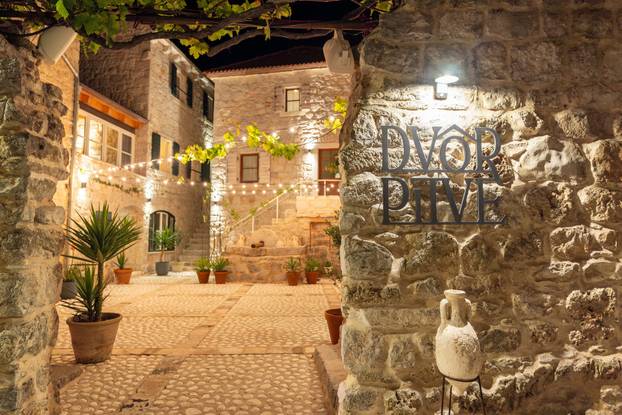 Dvor Pitve Villas
