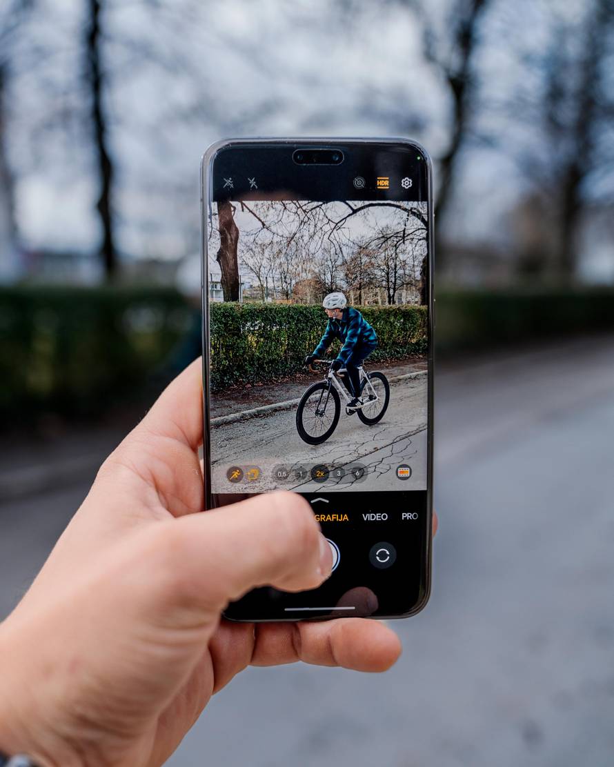 Uz ovaj pametni telefon dobivate virtualnog asistenta, prevoditelja