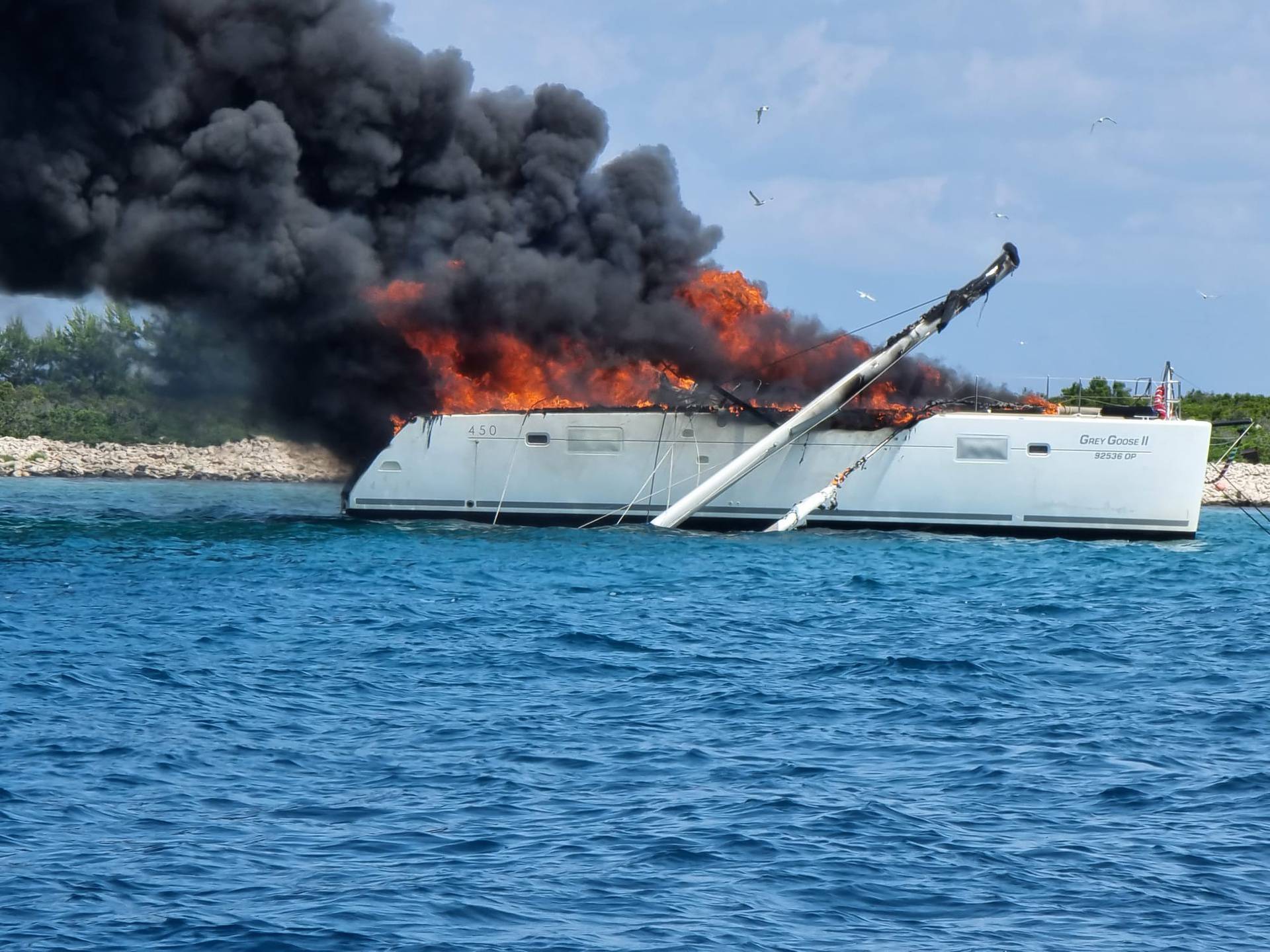 FOTO U blizini Trogira izgorio katamaran: Na njemu bilo 10 putnika, nema ozlijeđenih