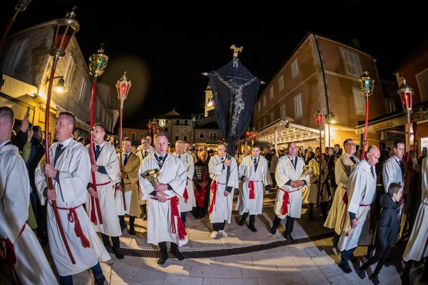 Jelsa: Ispraćaj jelšanskog križa i početak procesije "Za križen"