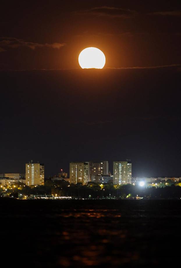 Puni mjesec iznad Splita