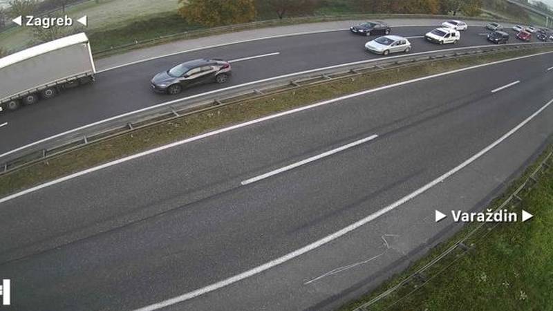 Zaradi megle in del oviran promet na hrvaških cestah, na A4 zastoj pri Zagrebu