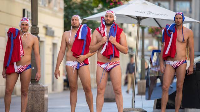 Vaterpolski reprezentativci u kupaćim gaćicama prošetali centrom grada