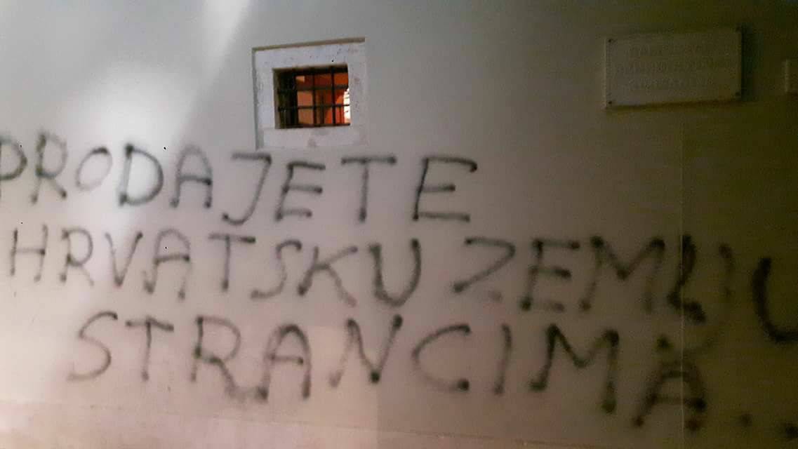 Sramota u Zadru: Zastrašujući grafiti osvanuli na samostanu
