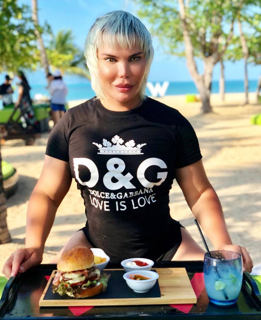 Bio je Ken pa Barbie: Ovisnik o nožu pokazao kako je izgledao