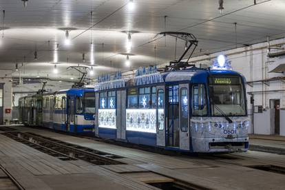 FOTO Omiljeni božićni tramvaj ponovno uveseljava Osječane