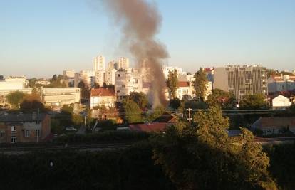 VIDEO Gori na Savskoj: 'Čula se eksplozija, odjednom je buknuo požar'. Vatrogasci su na terenu