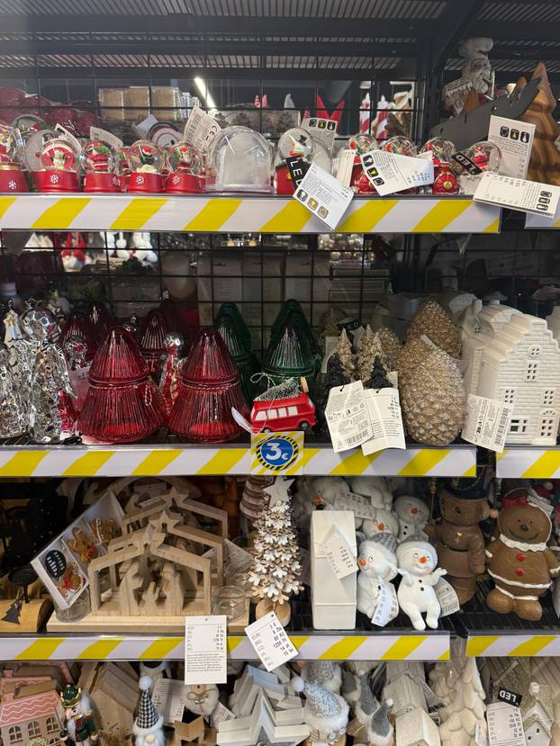 FOTO Trgovci su izvukli božićne ukrase! Pogledajte što se nudi, snježne kugle idu i za 74 eura...