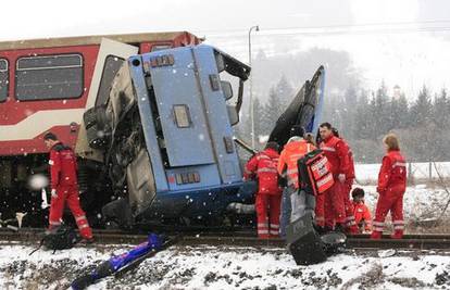 Vlak naletio na autobus u Slovačkoj i ubio 11 skijaša