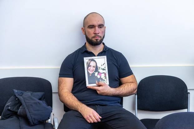 Vukovar: Brat ubijene Jasne Veselinović s njenom slikom pratio izricanje presude - ubio ju partner i osuđen je na 35 godina zatvora