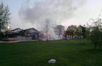 Zagreb: Vatrogasci su morali gasiti zapaljeni glomazni otpad