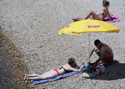 Gradska plaža Banj u Šibeniku je omiljena plaža za kupanje