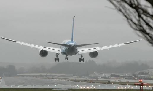 Za dlaku izbjegnut sudar putničkog i dva vojna aviona