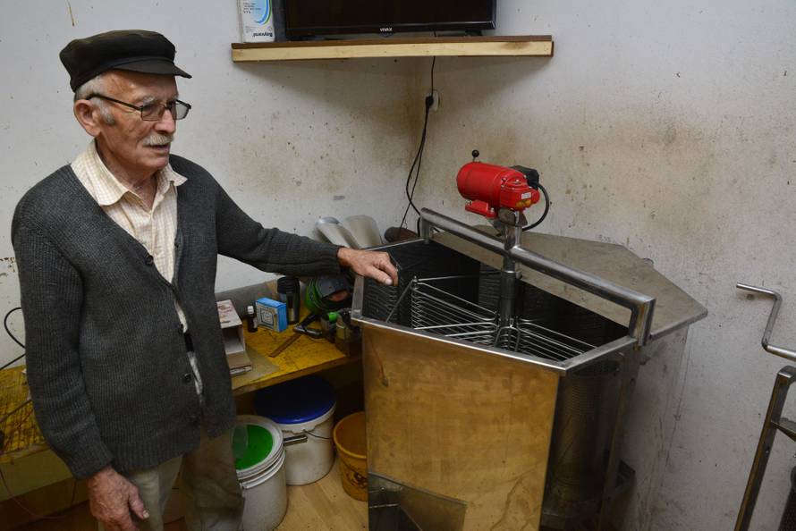 Pčele u veš-mašini: Slavonski pčelar radi jedinstvene košnice