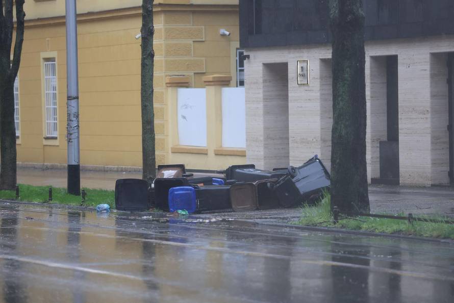 Zagreb:  Olujani vjetar stvara probleme u centru grada 