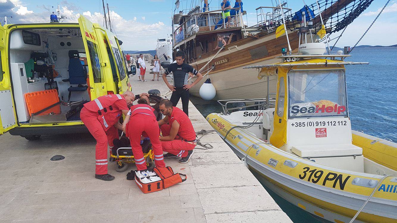 Obilno je krvario: Jedrilica mu prignječila nogu na oštre hridi