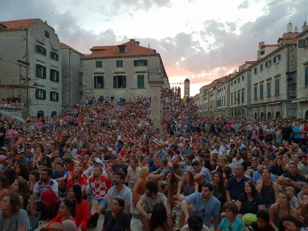 Dubrovnik: NavijaÄi na Stradunu prate utakmicu Rusija - Hrvatska