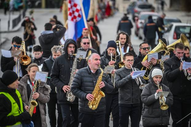 Šarena povorka maskiranih skupina u Splitu