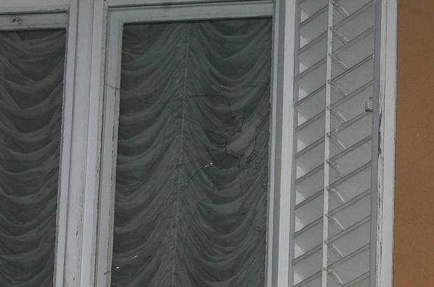 ARHIVA - Zagreb: Prosvjedi diljem zemlje zbog uhićenja Gotovine, razbijen i prozor na zgradi Vlade