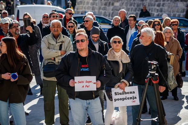 Prosvjed novinara u Splitu protiv "Zakona opasnih namjera" 