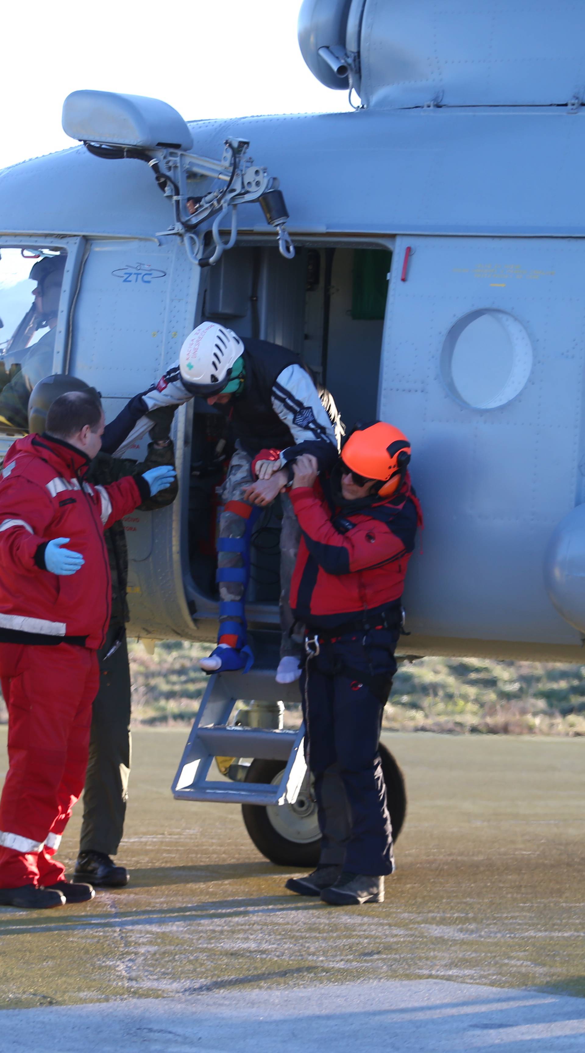 HGSS je vojnim helikopterom spašavao planinare s Mosora