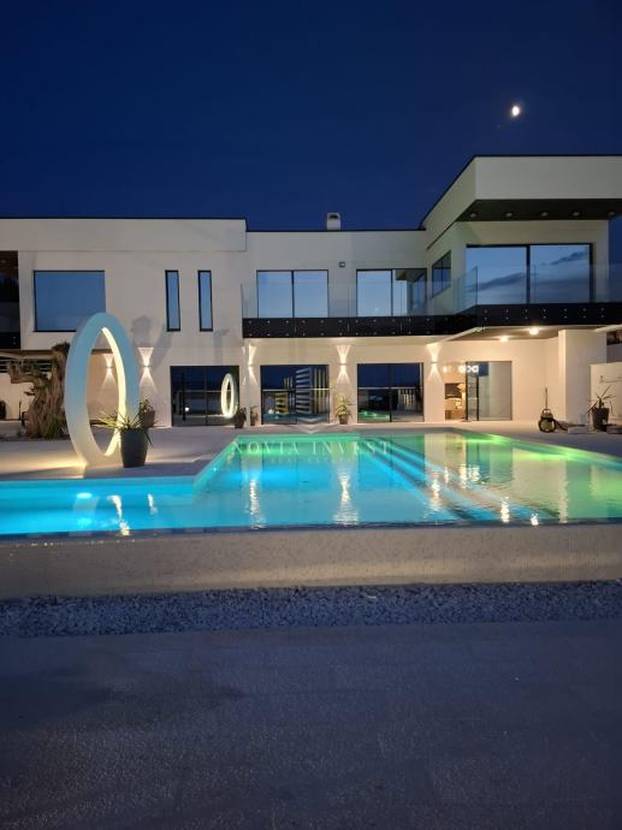 FOTO Luksuzni spektakl! Što mislite koliko stoji ova vila prvi red do mora u Novigradu?