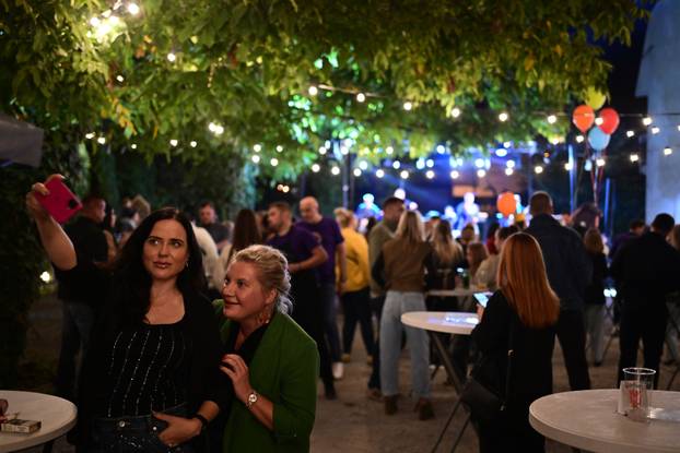Zagreb: Sandi održao koncert na rođendanu papige Pabla 