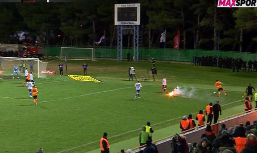 VIDEO Hajdukovci su tražili da se gol Šibenika poništi zbog baklje na terenu. Evo zašto nije