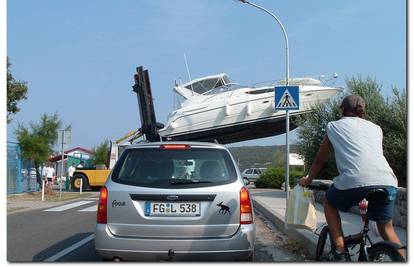 Leteći brod zbunio vozače u Puntu na otoku Krku