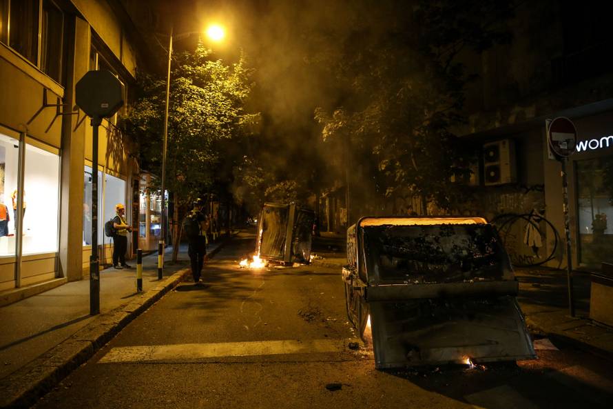 Beograd: Novi prosvjed na beogradskim ulicama, okupljeni su bacali kamenje i pirotehnička sredstva