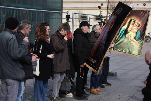 Dok u Osijeku jedni mole, drugi pak redovito u prosvjedu