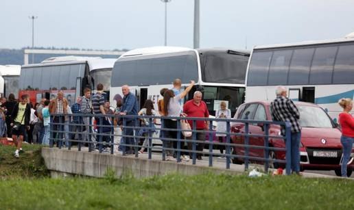 Gužva na Bregani, kamioni, auti i busevi čekaju u koloni