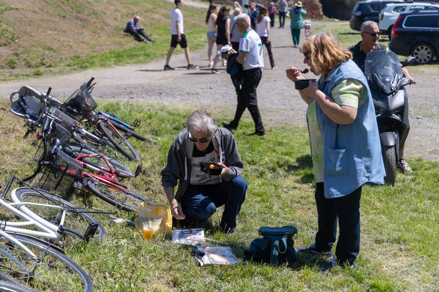 Osijek. Podjela graha na lijevoj obali Drave na Praznik rada