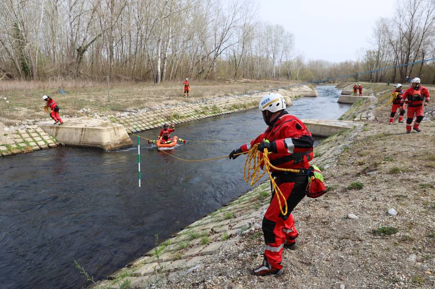 HGSS provodi obuku kineskih spašavatelja u Hrvatskoj u području spašavanja na vodama i poplavama
