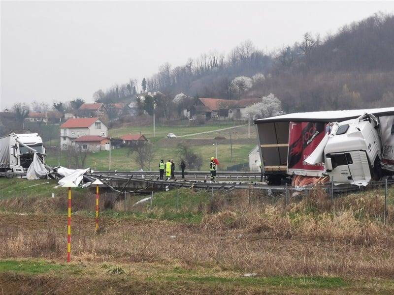 FOTO Sudarila se dva kamiona u Zagorju. Nakon sudara došlo i do istjecanja nafte, zatvorili A2