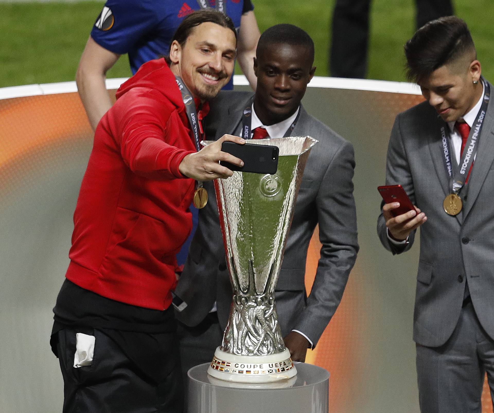 Manchester United's Zlatan Ibrahimovic takes a selfie with Eric Bailly and the tophy