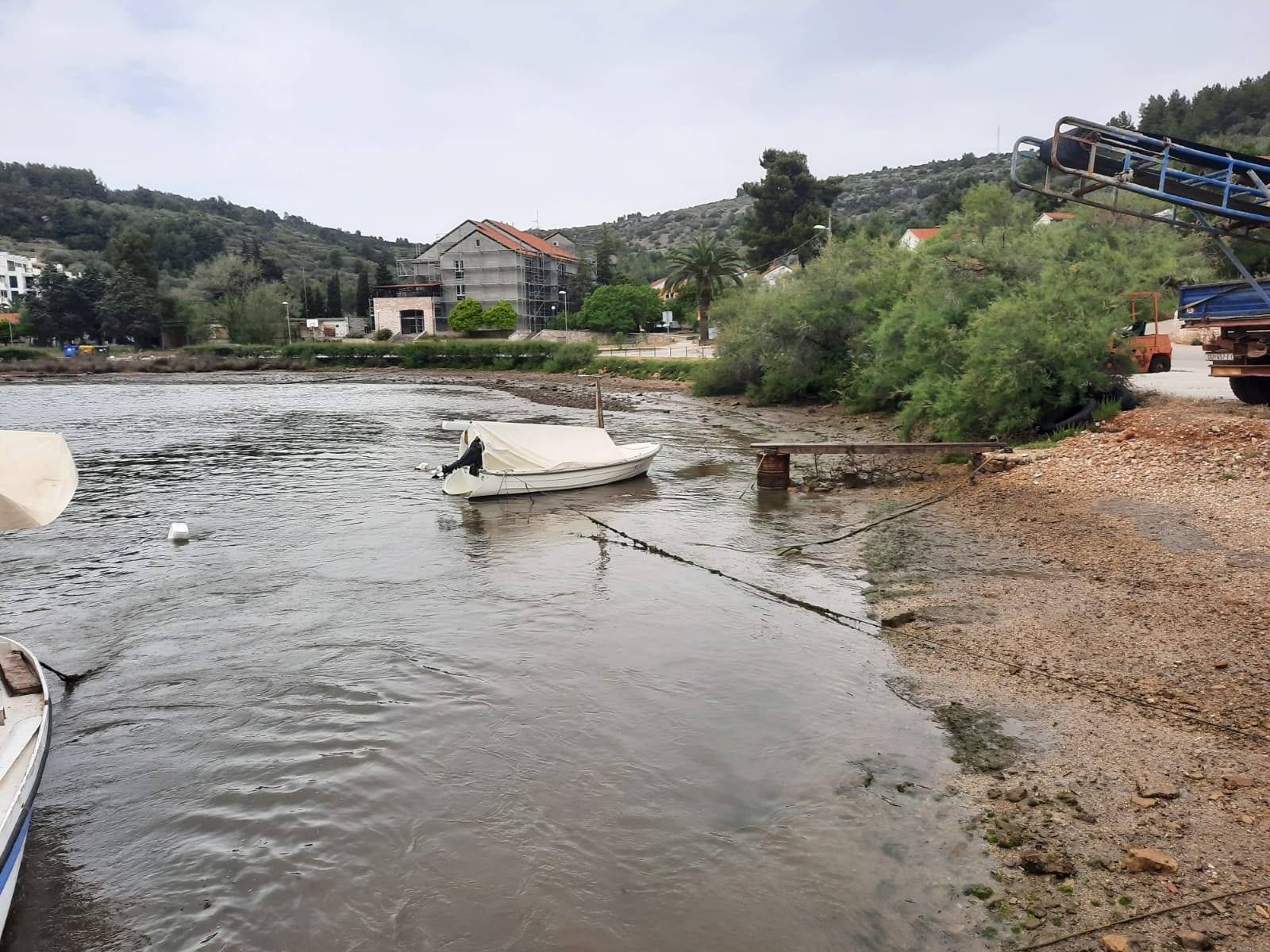 Meteorološki tsunami pogodio Velu Luku, nasukale se brodice