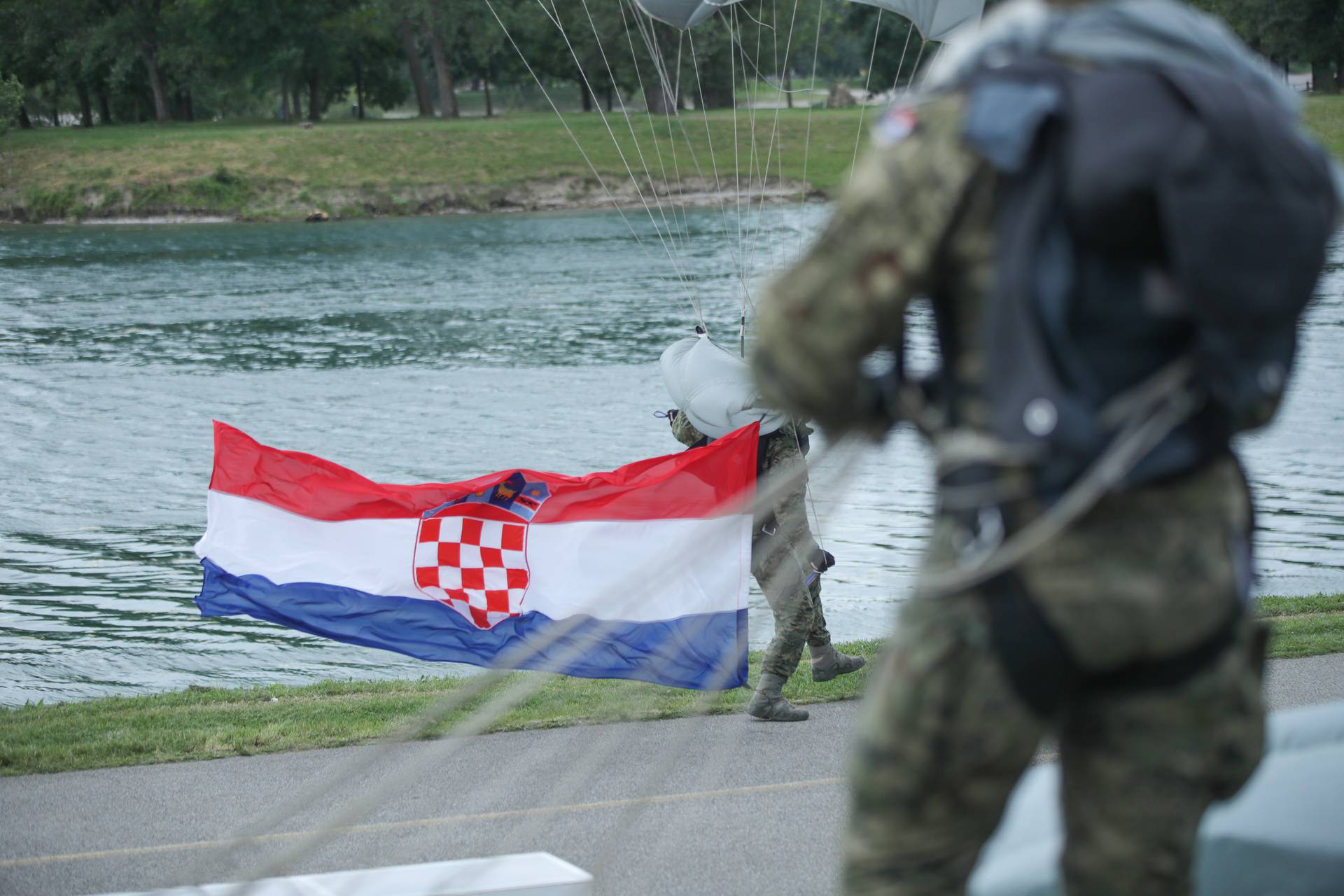 Zagreb: Dan državnosti obilježen pokaznim vježbama Hrvatske vojske i policije te prigodnim letačkim programom