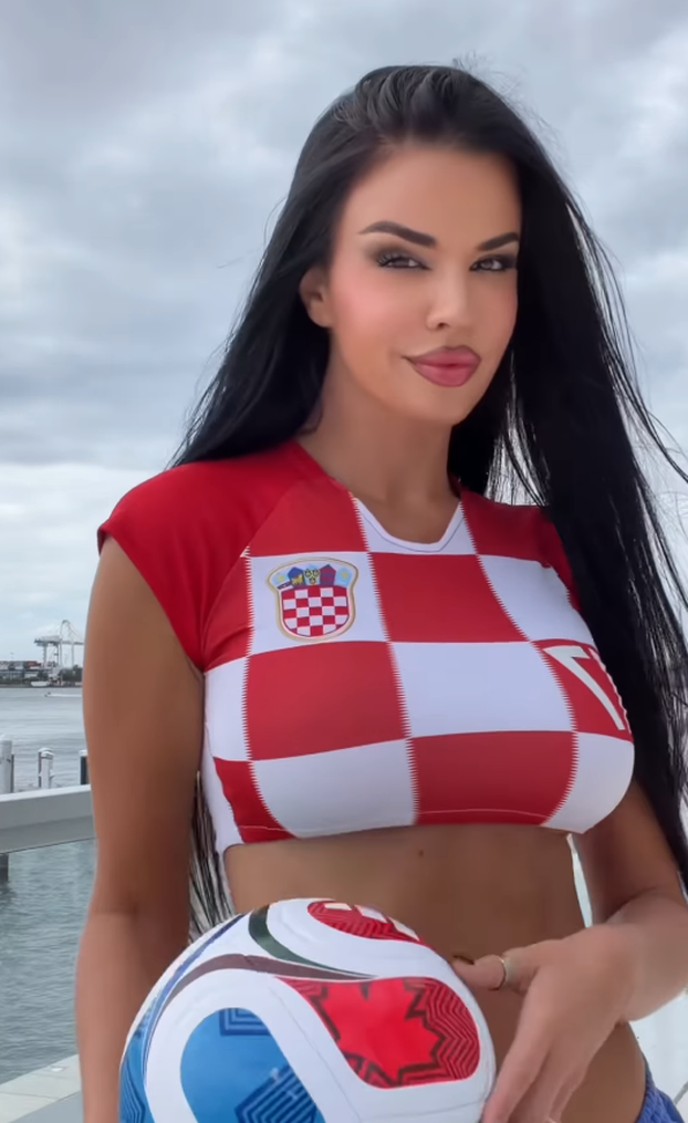 FOTO Ovako se mijenjala vatrena navijačica Ivana Knoll: U mini bikiniju bodrila Vatrene
