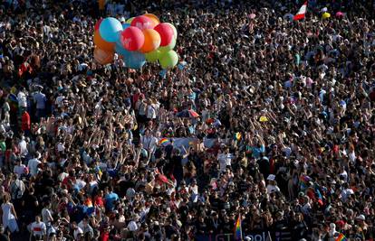 Stotine tisuća ljudi na Prideu u Madridu slavi jednakost ljubavi