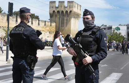 Priveli četvero osumnjičenih za ubojstvo policajca u Avignonu