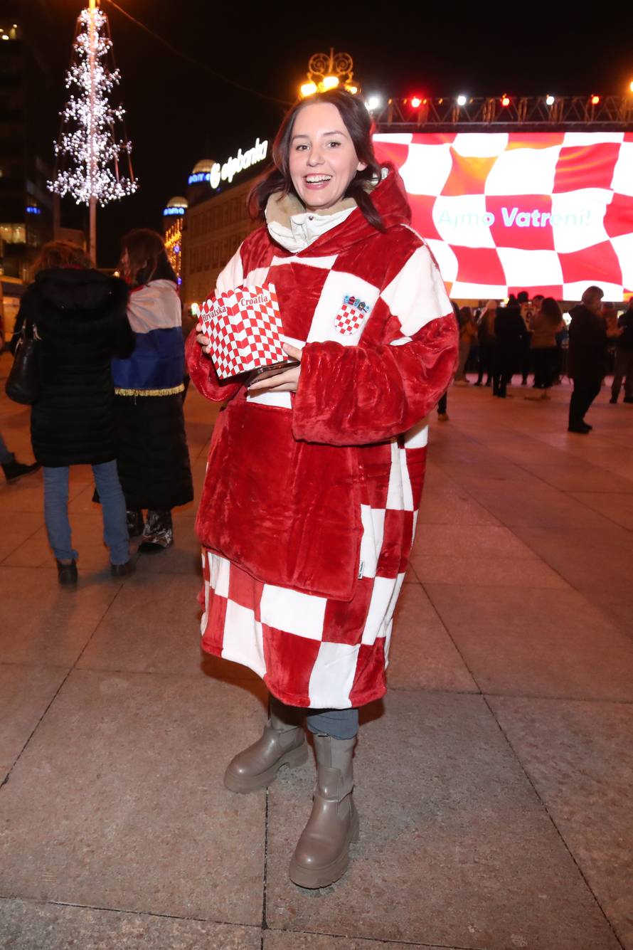 Zagreb: Navijači se okupljaju na Trgu bana Jelačića prije početka utakmice između Hrvatske i Argentine