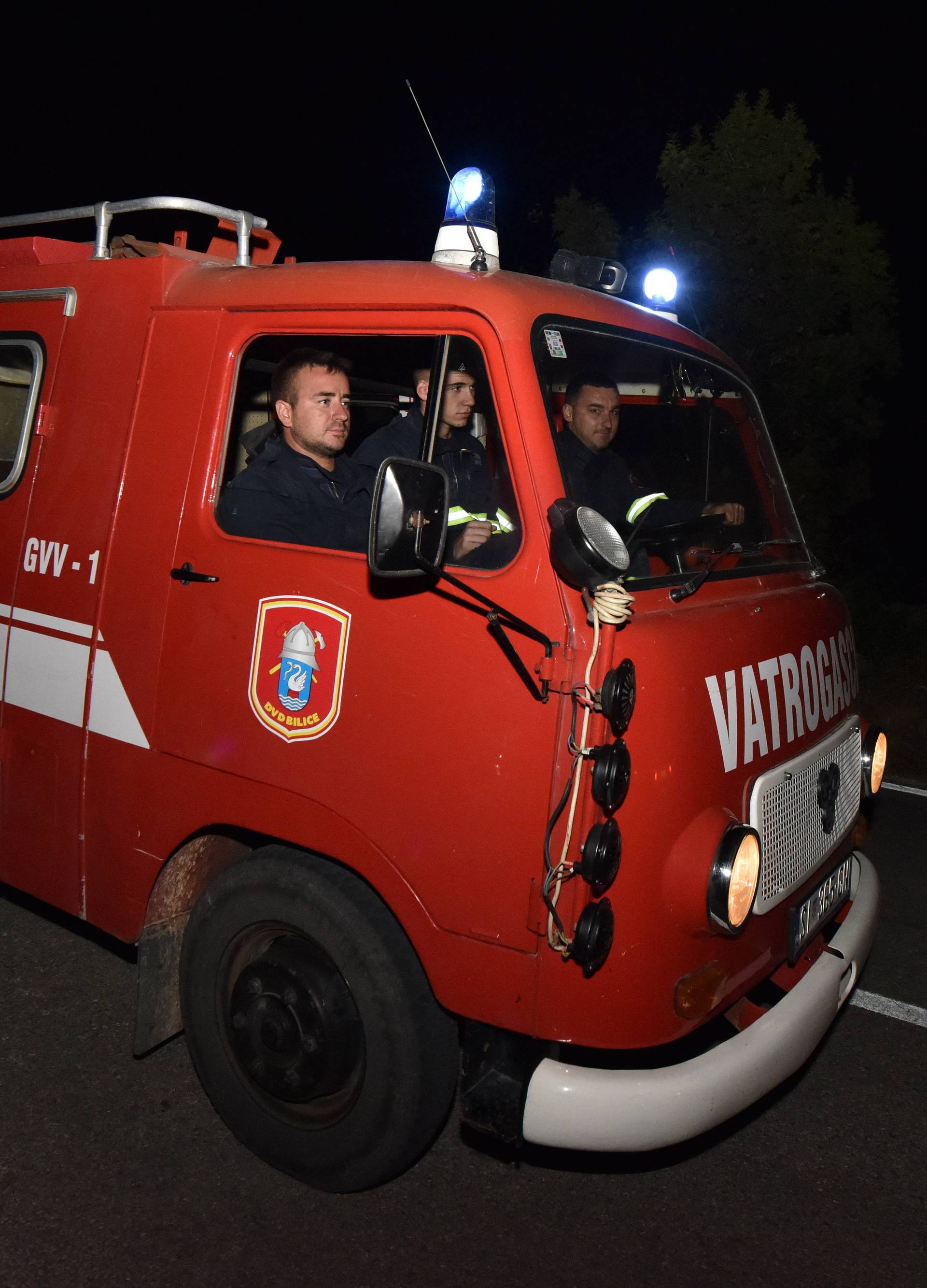 U Đevrskama obranjene kuće, ali jak vjetar i dalje nosi vatru