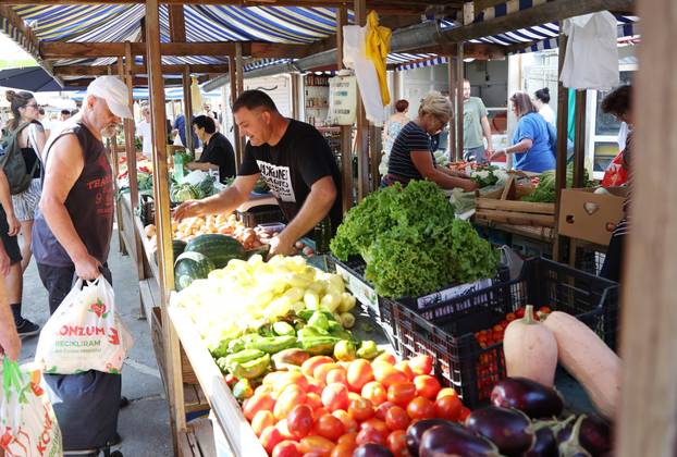 Šibenik: Bogata ponuda vo?a i povr?a na gradskoj tržnici