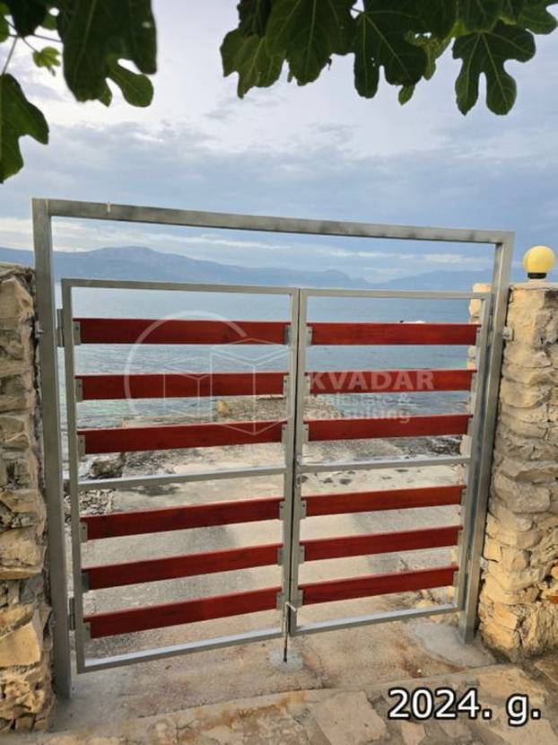 FOTO Hrvatski san: Pogledajte za koliko se prodaje kuća  - prvi red do mora u okolici Splita