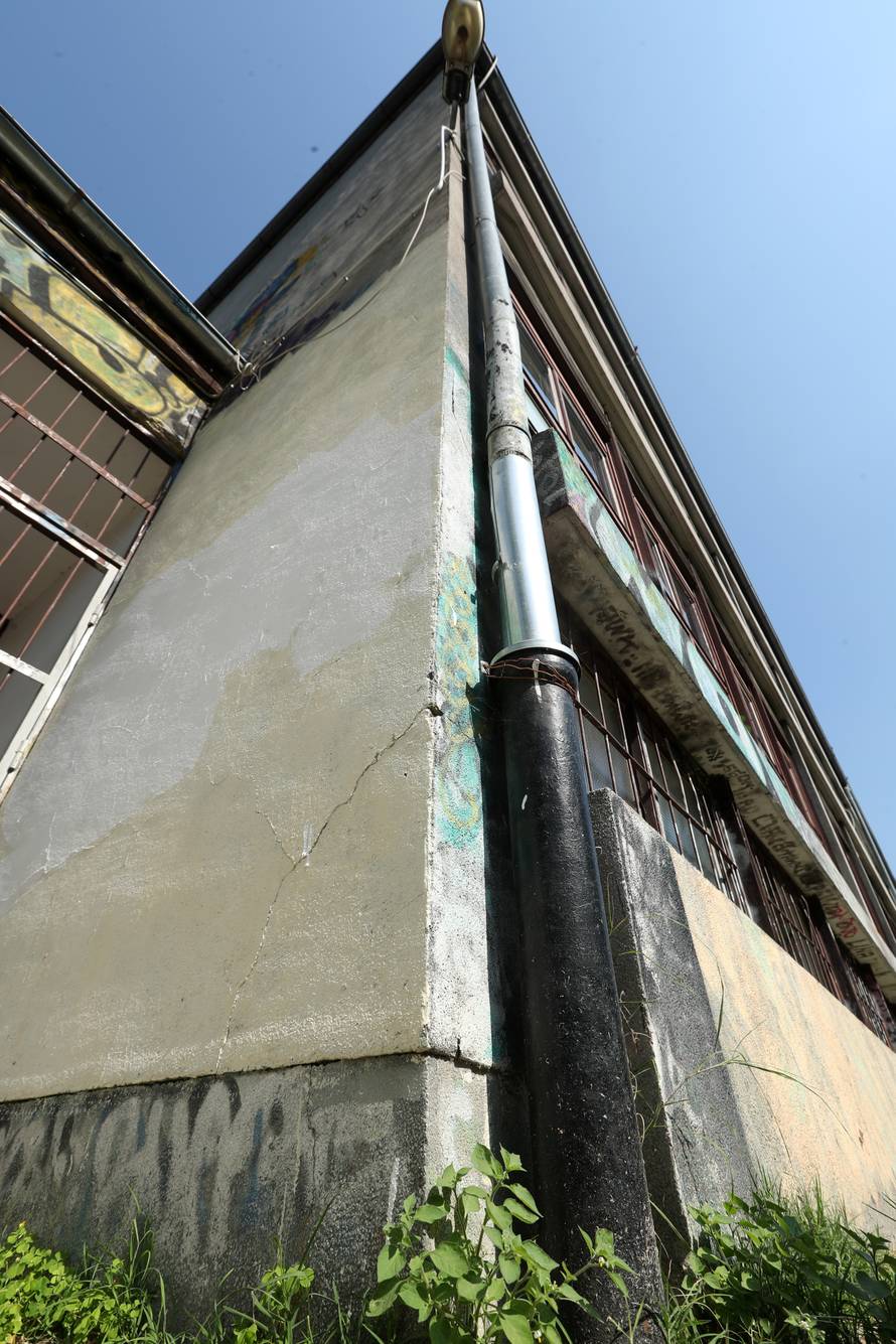 'Bojimo se slati djecu u školu jer se ona doslovno raspada'